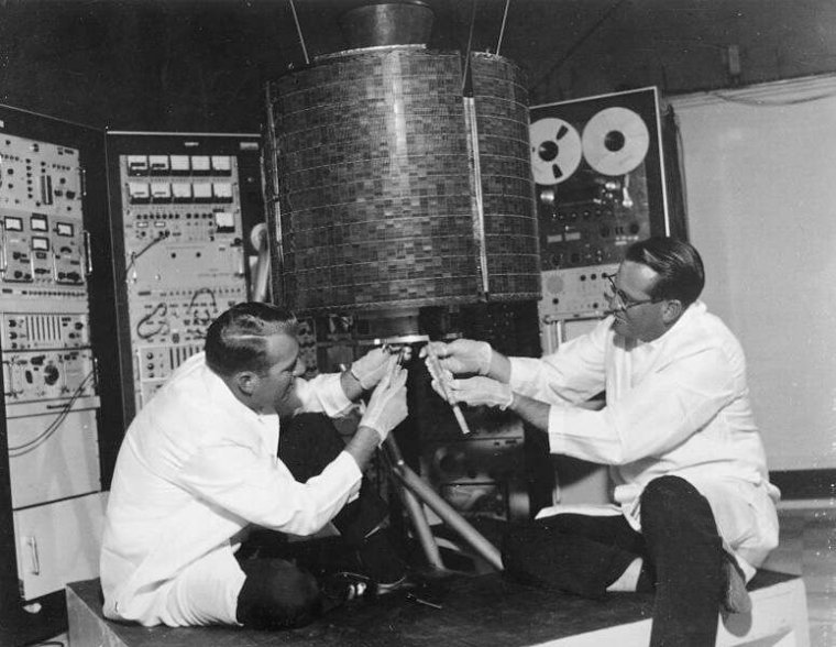 Engineers work on the Early Bird satellite shortly before its launch. Image: NASA
